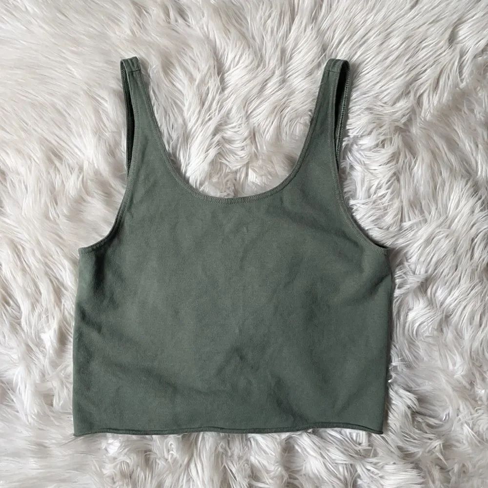 Offline by Aerie Army Green Cropped Tank w/Cut Out on the Back (Size: XS)